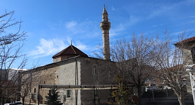 Asrın felaketinde hasar gören 6 asırlık cami, ibadete açılacağı günü bekliyor