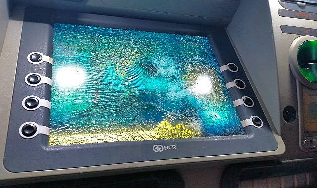 Aydın’da taşlı saldırı: İş yeri ve ATM’ye zarar verdiler