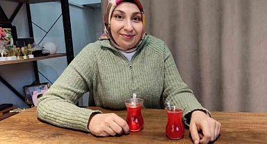 Babasına şaka amaçlı yaptığı çay şeklindeki mum geçim kaynağı oldu