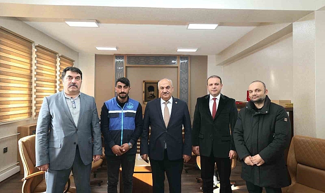 Başkan Akpunar örnek davranışı ödüllendirdi