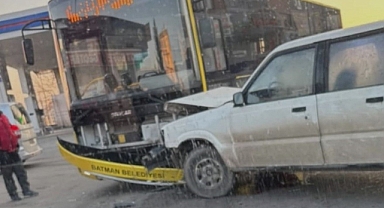 Batman’da yolcu otobüsü ile hafif ticari araç çarpıştı