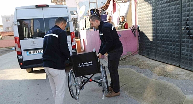 Bayraklı Belediyesinden engelli vatandaşlara tekerlekli sandalye