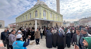 Besni’de umreciler dualarla uğurlandı