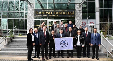 BEUN İlahiyat Fakültesine Erişilebilirlik Belgesi ve Erişilebilirlik Logolu bayrak takdim edildi