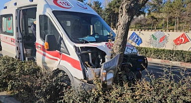 Bilecik’te hasta taşıyan ambulans kaza yaptı