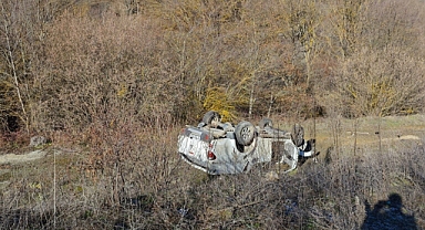 Bilecik’te otomobil araziye savruldu: 2 yaralı