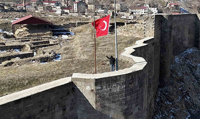 Bitlis Kalesi'nde bayrak yarıya indirildi