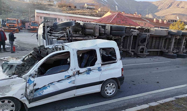 Bitlis'te tır devrildi: 2 yaralı