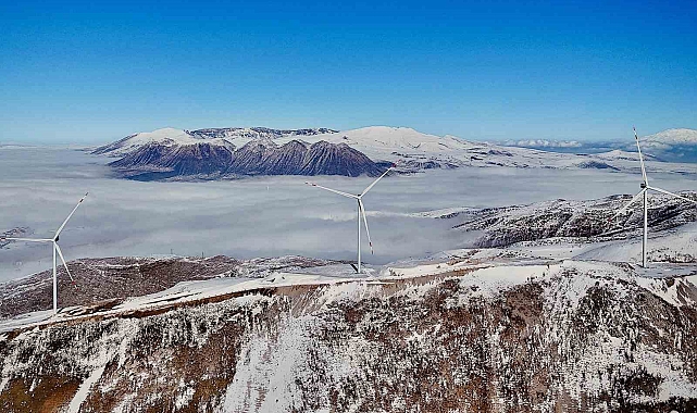 Bitlis'teki rüzgar güllerinin sisli dağlarla görüntüsü mest ediyor