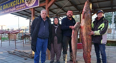 Burdur’da gölde tutulan dev yayın balığı görenleri şaşırttı