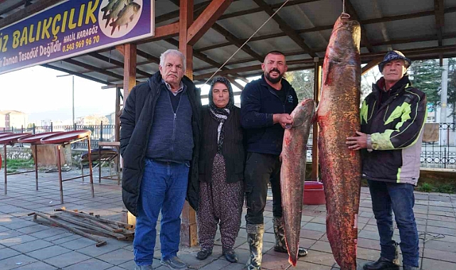 Burdur’da gölde tutulan dev yayın balığı görenleri şaşırttı