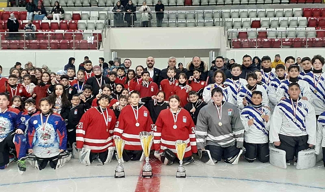 Buz Hokeyinde şampiyon Erzurum