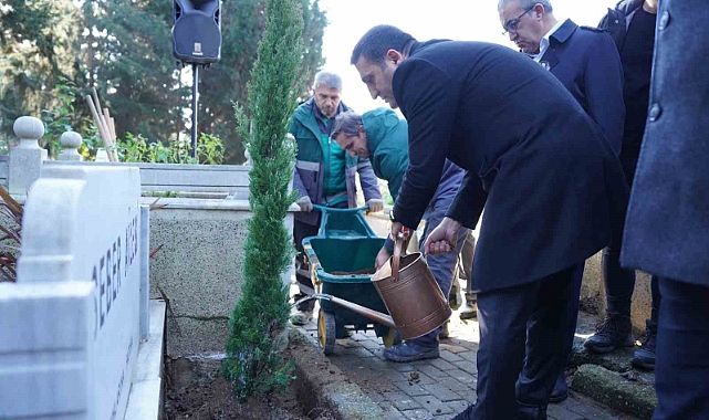 Cemal Süreya vefatının 35. yılında kabri başında kır çiçekleriyle anıldı