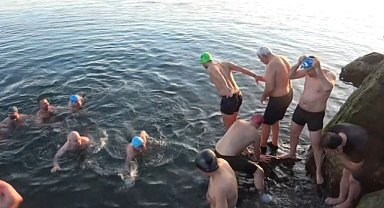 Çılgın Karadenizliler: Buz gibi suda deniz keyfi