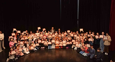 Çocuk drama kursu mezunları sahnede