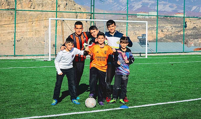 Çocukların futbol aşkı Valiyi arattı