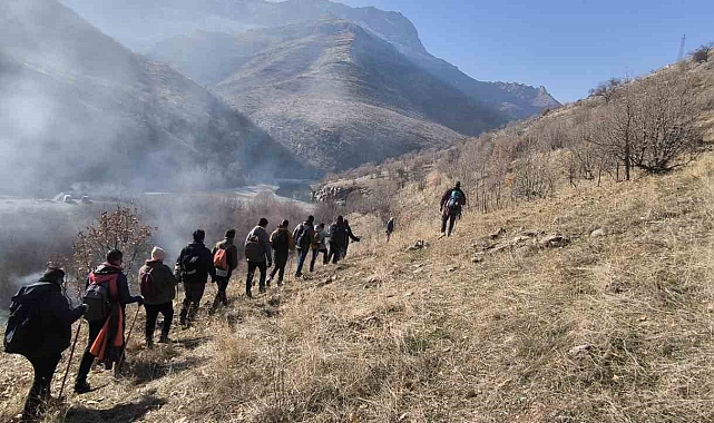 Dağcılardan Şemdinli'deki kanyonlara doğa yürüyüşü
