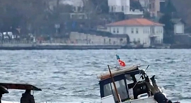 Dalga nedeniyle denize düşen balıkçıyı kurtarma operasyonu kamerada
