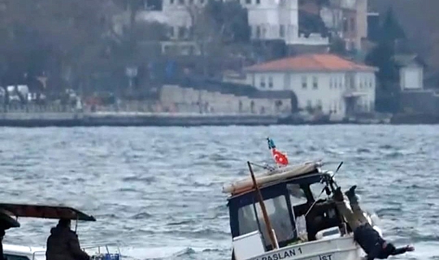 Dalga nedeniyle denize düşen balıkçıyı kurtarma operasyonu kamerada