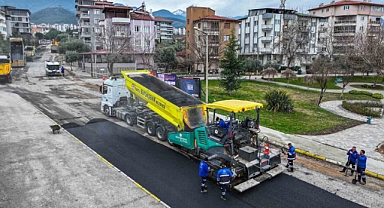 Denizli Büyükşehir Belediyesinin asfalt seferberliği devam ediyor