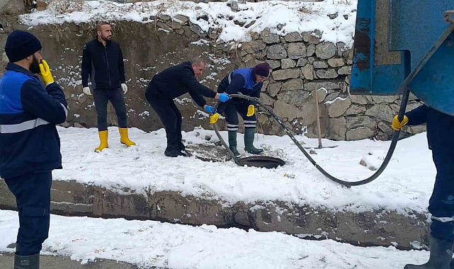 Dondurucu soğukta 11 kanalizasyon arızası giderildi