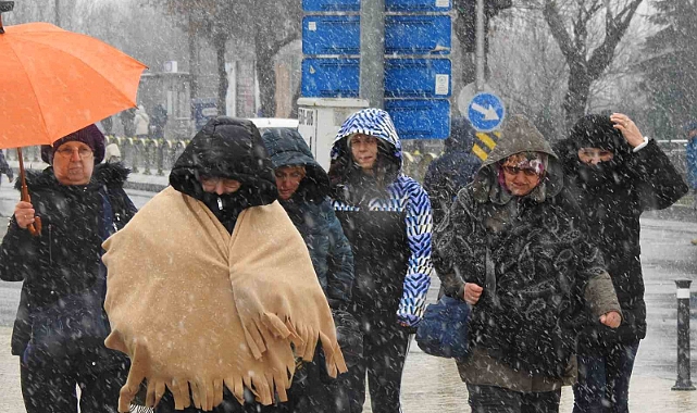 Edirne'de kar yağışı etkisini sürdürüyor