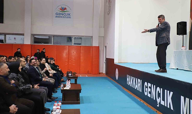 Eğitimci-Yazar Kapaklıkaya Hakkari'de söyleşi düzenledi