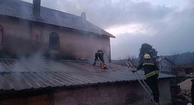 Ekmek üretimi sırasında fırın deposu alevlere teslim oldu