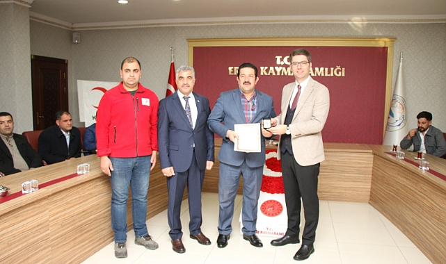 Erciş Kaymakamı Murat Karaloğlu kan bağışında bulunan vatandaşlara ödül verdi