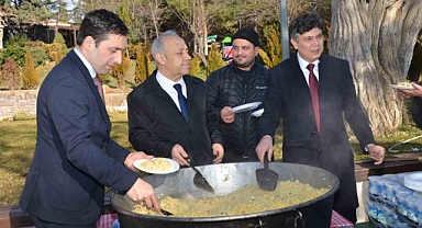 Ertuğrul Gazi Külliyesinde vatandaşlara ‘Şifalı Pilav’ dağıtıldı