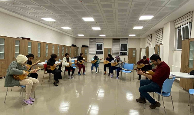 Erzincan'da bağlama kursu gençleri sanatla buluşturuyor