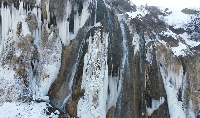 Erzincan'da doğanın görsel sanatı Girlevik Şelalesi buz tuttu