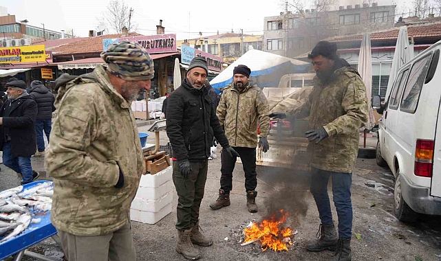 Erzincan'da dondurucu soğuklar pazar esnafına soba kurdurdu