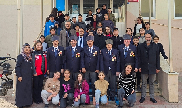 Erzincan'da gaziler ve şehit yakınları öğrencilerle buluştu