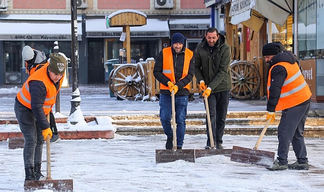 Erzincan'da kar küreme çalışmaları devam ediyor