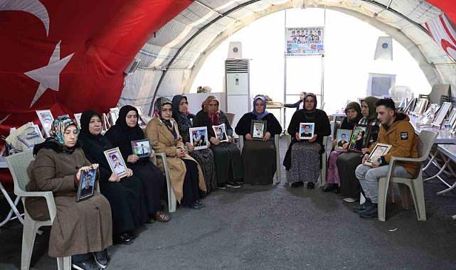 Evlat nöbetindeki anne, Regaip Kandil’inde oğlunun teslim olduğu haberini aldı