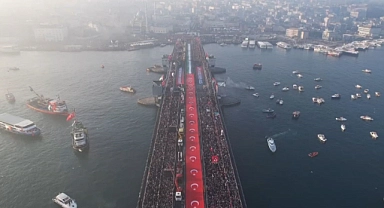 Galata Köprüsü’nde düzenlenen Gazze’ye destek yürüyüşüne balıkçılar tekneleriyle katıldı