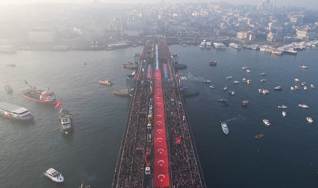 Galata Köprüsü’nde düzenlenen Gazze’ye destek yürüyüşüne balıkçılar tekneleriyle katıldı
