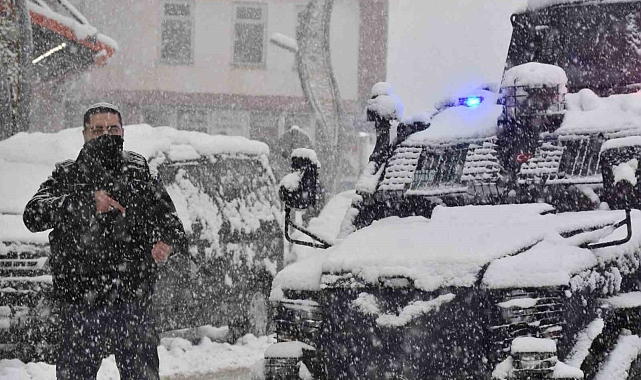 Hakkari polisi kar kış demeden görev başında