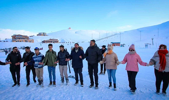Hakkari Valisi Çelik, kayak merkezinde gençlerle halay çekti
