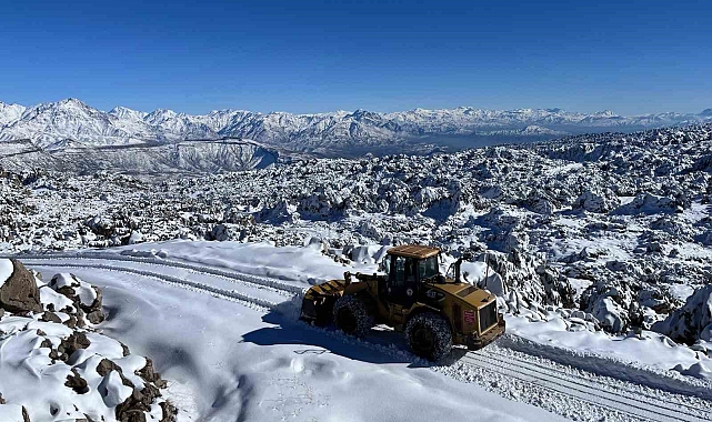 Hakkari'de askeri üs bölgesi yollarında karla mücadele çalışması
