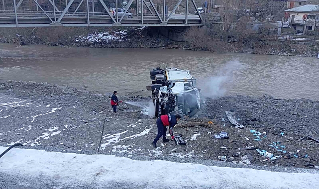 Hakkari'de çöp kamyonu şarampole yuvarlandı: 3 yaralı
