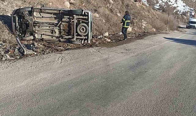 Hakkari'de hafif ticari araç yan yattı: 2 yaralı