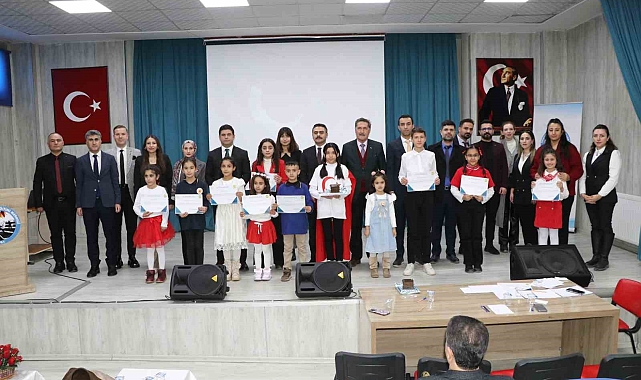 Hakkari'de "İstiklal Marşı'nı Güzel Okuma Şiir Yarışması" düzenlendi