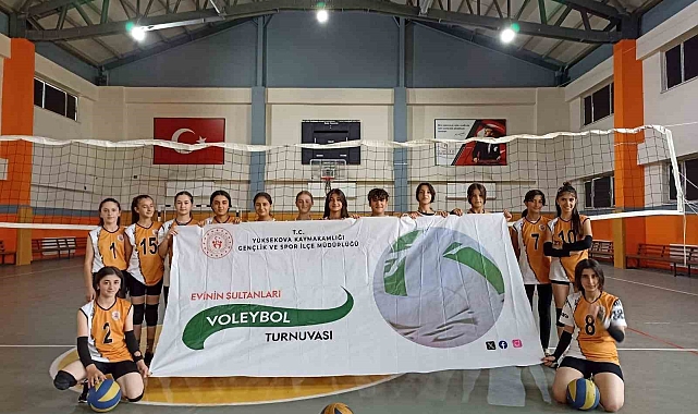Hakkari'de kadınlarla voleybol etkinlikleri devam ediyor
