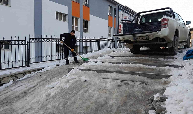 Hakkari'de Sibirya soğukları: Yollar ve merdivenler buz tuttu