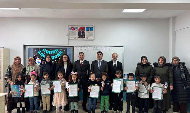 Hamur Kaymakamı Mehmet Nesip Mahir, Öğrencilerin Karne Sevinçlerine Ortak Oldu