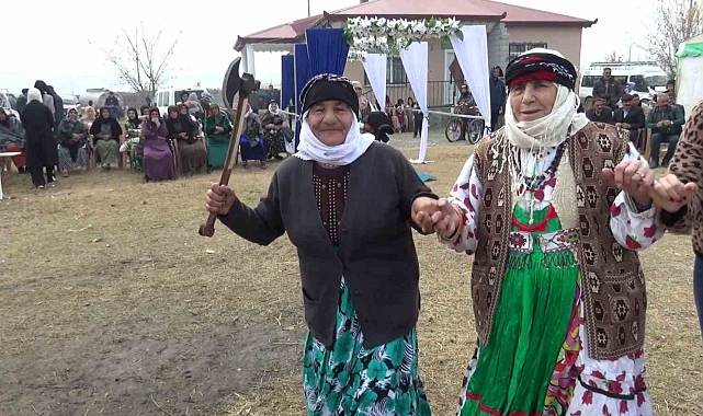Iğdır'da halay başını kimseye kaptırmayan teyzeden baltalı önlem
