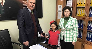 İlkokul öğrencisinden takdir toplayan davranış