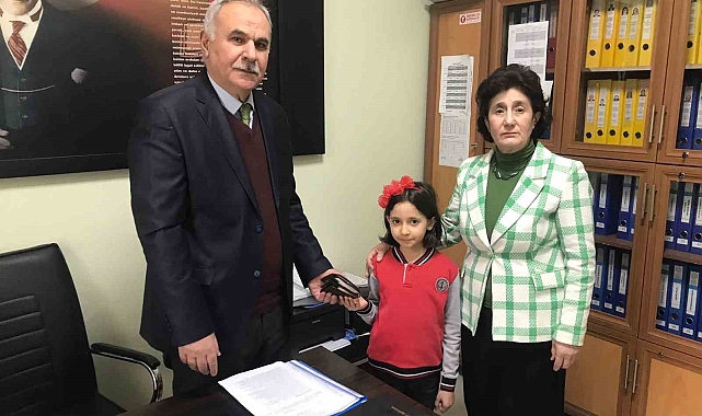 İlkokul öğrencisinden takdir toplayan davranış